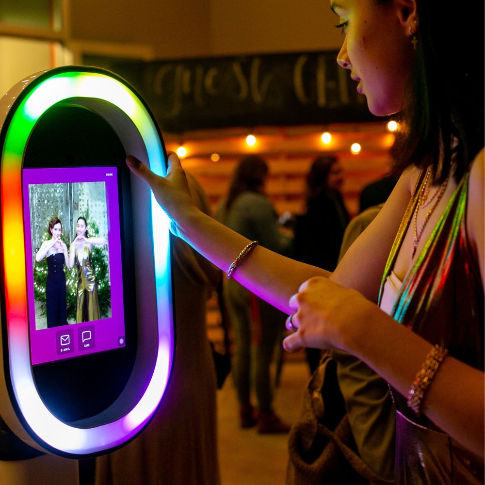 selfie-digital-photo-sharing-screen(1000x1000) girl using snapqube selfie photo booth to send photo to phone